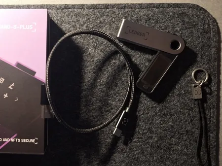 کیف پول سخت افزاری لجر مدل نانو اس پلاس