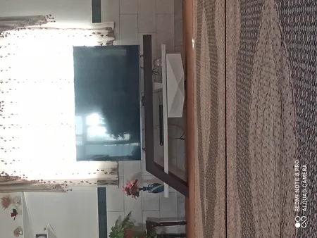 میز تلویزيون راهپود مدل آفتابگردان به همراه طبقه دیواری