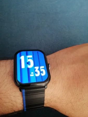 ساعت هوشمند گلوریمی مدل GS1 Pro 2024 دارای قابلیت های صفحه نمایش رنگی، صفحه نمایش لمسی، کنترل موسیقی (Music Player)، کنترل سطح اکسیژن خون، قابلیت مکالمه مستقیم، قابلیت مکالمه از طریق بلوتوث، پشتیبانی از زبان فارسی در منو و سیستم‌عامل بند سیلیکون