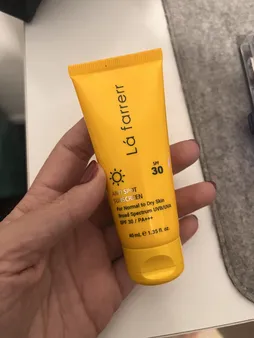 کرم ضدآفتاب و ضدلک بی‌رنگ لافارر مدل SPF30، مناسب پوست‌های خشک و معمولی، حجم 40 میلی‌لیتر