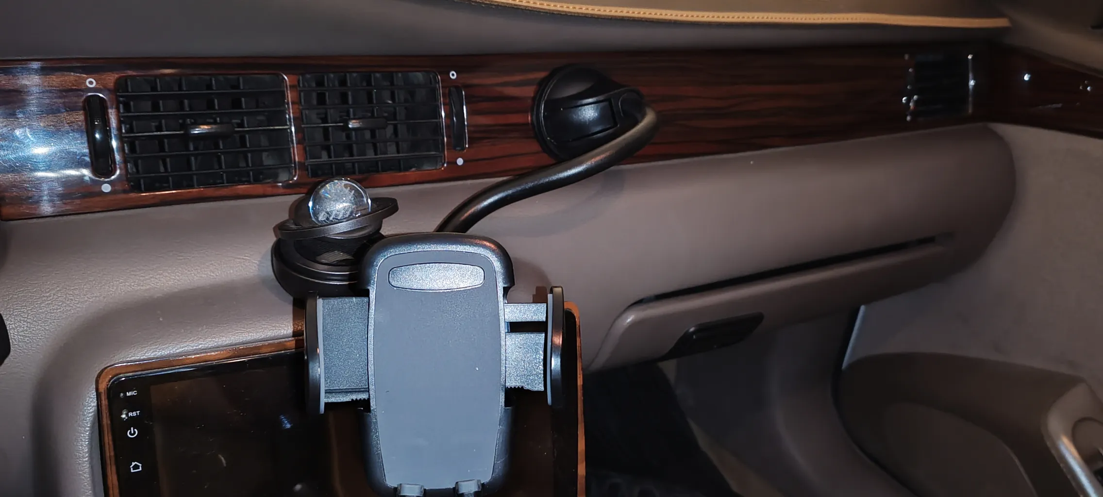 نگهدارنده گوشی موبایل یسیدو مدل C108