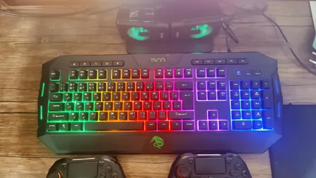 کیبورد گیمینگ تسکو مدل TK 8124، سوییچ ممبران، Full-Size، نورپردازی RGB LED