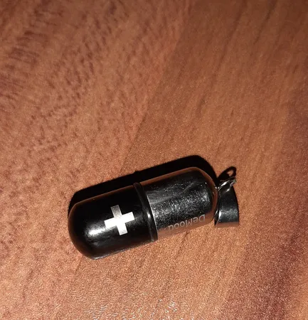 آویز گردنبند مردانه طرح کپسول مدل Kp-01