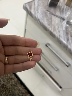 آویز گردنبند طلا 18 عیار زنانه ناریا مدل مکعب رنگ قرمز