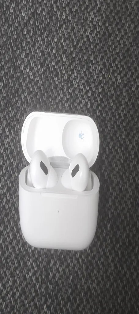 ساعت هوشمند ورنا مدل Ultra pack 01 به همراه هندزفری بیسیم دارای قابلیت های قابلیت مکالمه از طریق بلوتوث، کنترل موسیقی (Music Player)، پشتیبانی از زبان فارسی در منو و سیستم‌عامل بند سیلیکون