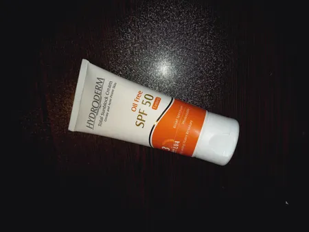 کرم ضدآفتاب هیدرودرم مدل Medium Beige SPF50، حجم 50 میلی‌لیتر