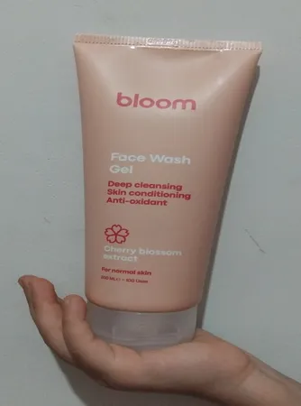 ژل شستشو صورت بلوم مدل شکوفه گیلاس مناسب پوست معمولی حجم 200 میلی لیتر
