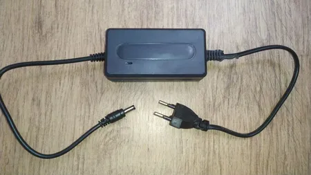 آداپتور 12 ولت 2 آمپر دی ای پی مدل dk1203_shenzhen