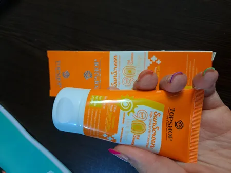 کرم ضد آفتاب رنگی تاپ شاپ مدل Light Beige SPF 90 مناسب انواع پوست حجم 50 میلی لیتر