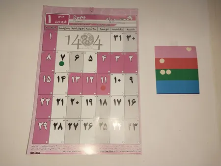 تقویم دیواری سال 1404 مستر راد طرح مدیریت زمان کد 2499 به همراه برچسب