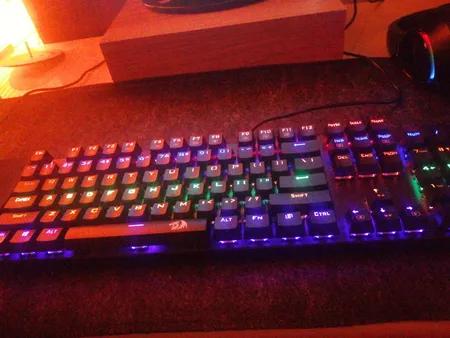 کیبورد گیمینگ ردراگون مدل K208، سوییچ مکانیکال آبی، Full-Size، نورپردازی RGB