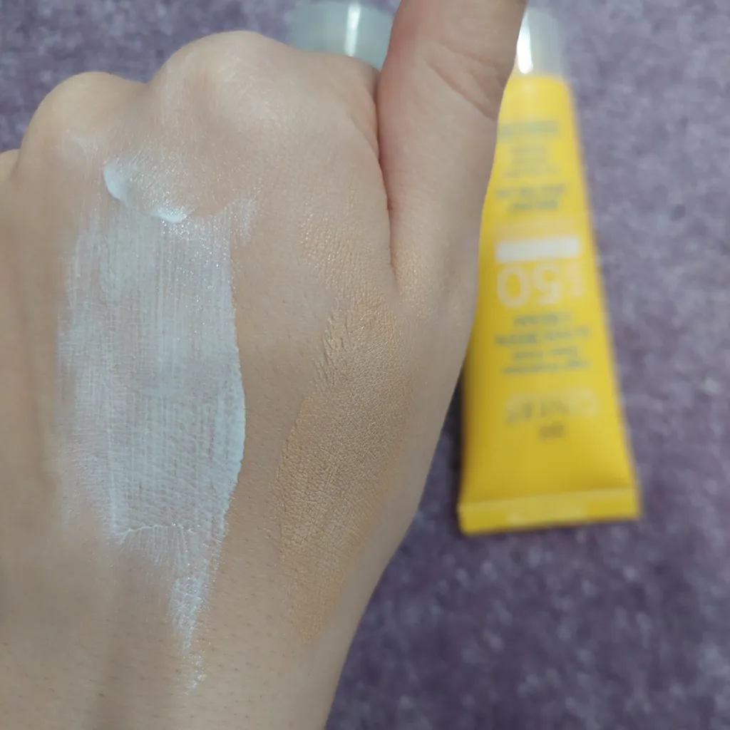 کرم ضدآفتاب بی‌رنگ سینره مدل SPF50 مناسب پوست چرب، حجم 50 میلی‌لیتر