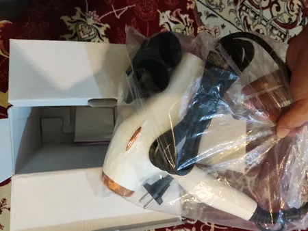 سشوار حرفه‌ای وی جی ار مدل V-414، موتور AC با توان مصرفی 2200 وات، دارای فناوری تولید یون، دارای حلقه آویختن، با حالت صاف‌کننده و حجم‌دهنده، وزن 802 گرم، تنظیم حرارت 3 حالته و کنترل سرعت 2 حالته، به همراه 3 عدد سری متمرکزکننده