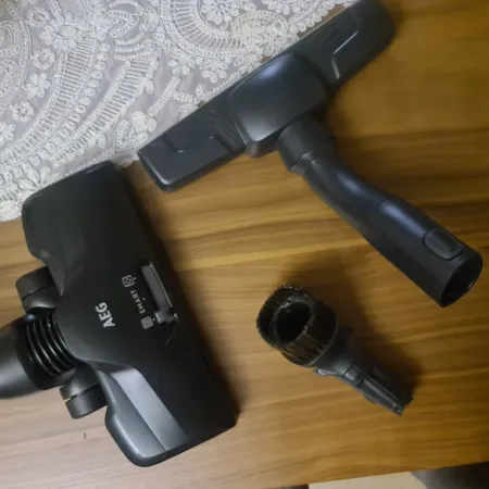 جاروبرقی 2200 وات آ ا گ مدل VX82-1-ÖKO