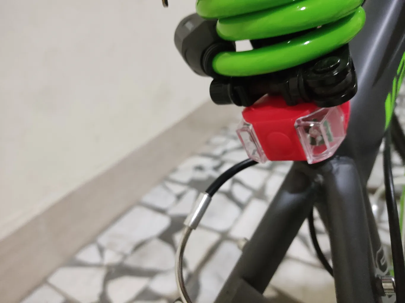 چراغ جلوی دوچرخه مدل hl009 بسته 2 عددی