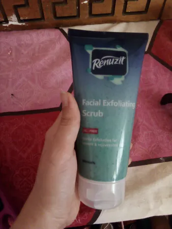 اسکراب لایه بردار روزانه رینوزیت مدل Deep action exfolianting حجم 200 میلی لیتر