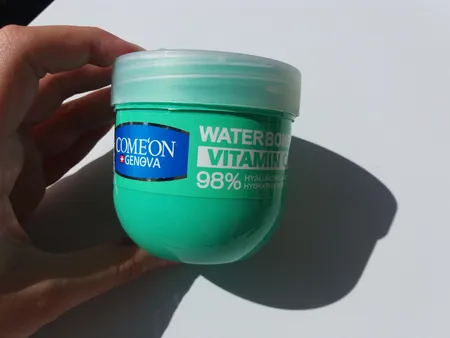 کرم آبرسان کامان سری واتربمب مدل VITAMIN C حجم 200 میلی‌لیتر