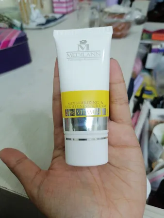 کرم مرطوب کننده و روشن کننده مدیلن مدل Vitamin C حجم 30 میلی لیتر