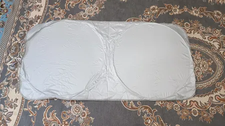 آفتابگیر شیشه جلو خودرو مدل عینکی به همراه کاور نگهدارنده