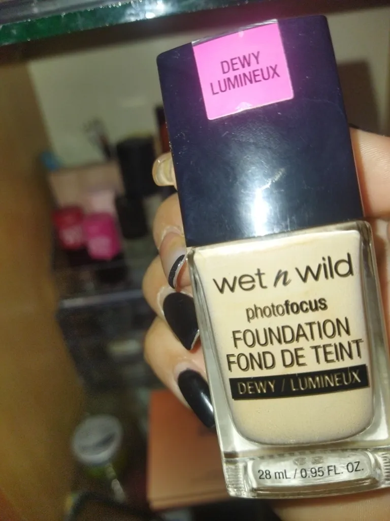 کرم پودر وت ان وایلد مدل Photofocus DEWY شماره 524E حجم 28 میلی لیتر