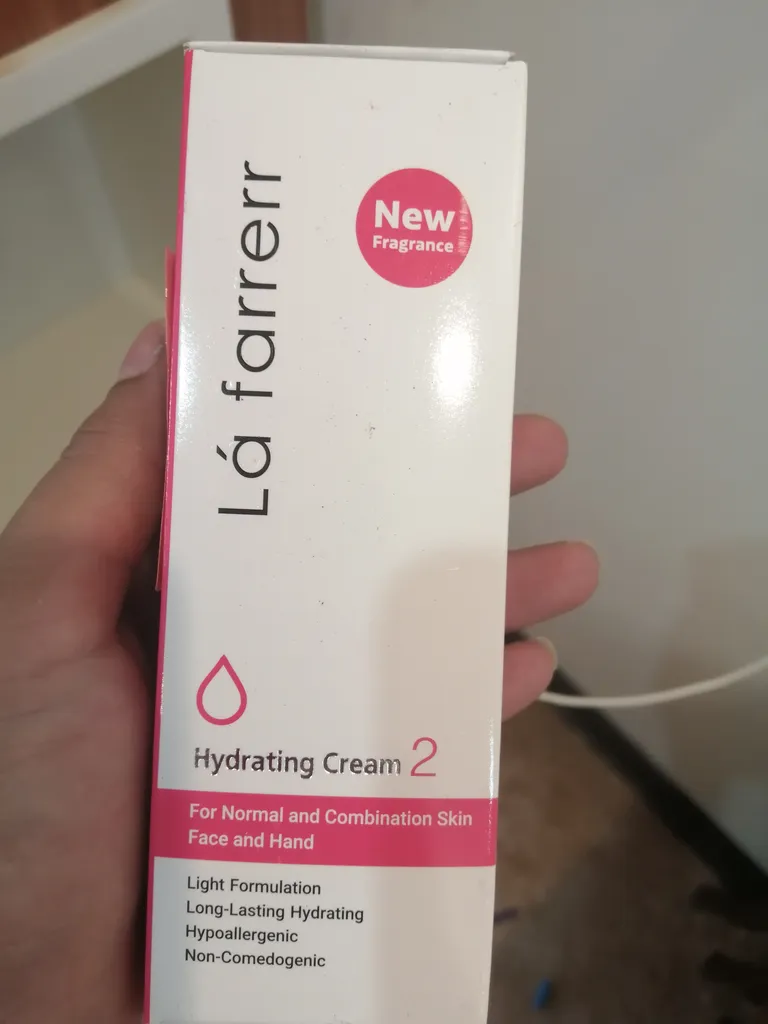 کرم مرطوب‌کننده و آبرسان دست و صورت لافارر مدل 02 مناسب پوست‌های معمولی و مختلط حجم 75 میلی‌لیتر