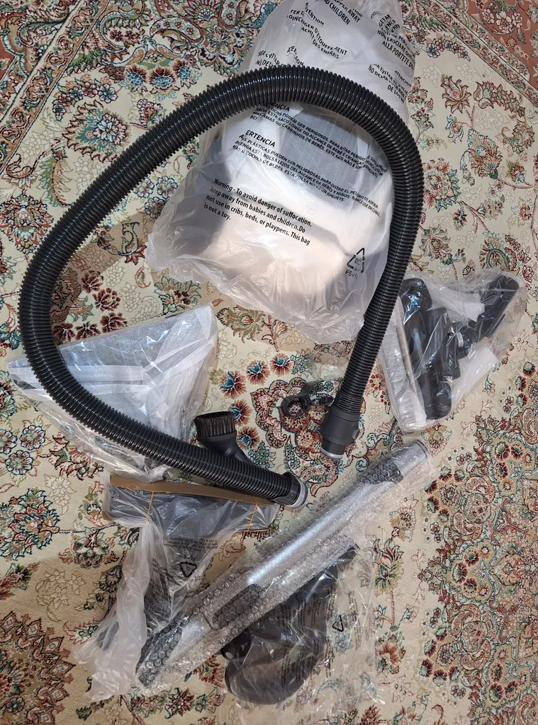 جاروبرقی 2200 وات آ ا گ مدل  VX82-1-ALR