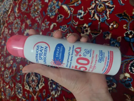 اسپری ضد آفتاب بی‌رنگ وکالی، SPF 50، مدل 001، مناسب انواع پوست چرب با حجم 235 میلی‌لیتر، محافظت‌کننده در برابر اشعه‌های UVA و UVB، ضد آب و مرطوب‌کننده، روشن‌کننده، ضد لک و پیری، دارای فرمولاسیون فاقد چربی، کلاژن، ویتامین‌های C و E، با ماندگاری 2 ساعته
