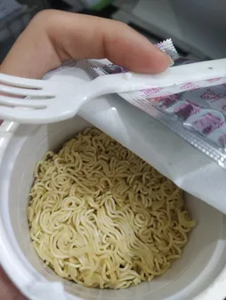 نودل تند و فلفلی لیوانی شف هو - 65 گرم بسته 6 عددی