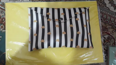 پوشه دکمه دار طرح راه راه قلبی مدل LFA251023