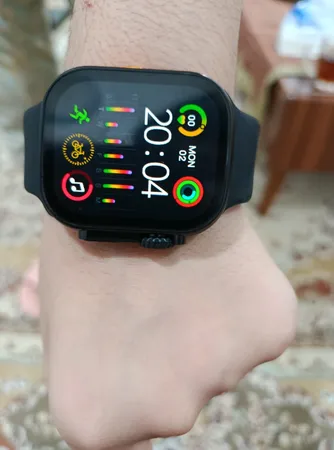 ساعت هوشمند ورنا مدل Ultra pack 01 به همراه هندزفری بیسیم دارای قابلیت های قابلیت مکالمه از طریق بلوتوث، کنترل موسیقی (Music Player)، پشتیبانی از زبان فارسی در منو و سیستم‌عامل بند سیلیکون