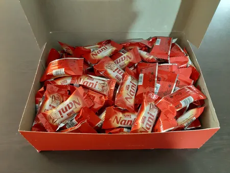 شکلات مغز دار نانی شیرین عسل -800 گرم بسته 100 عددی