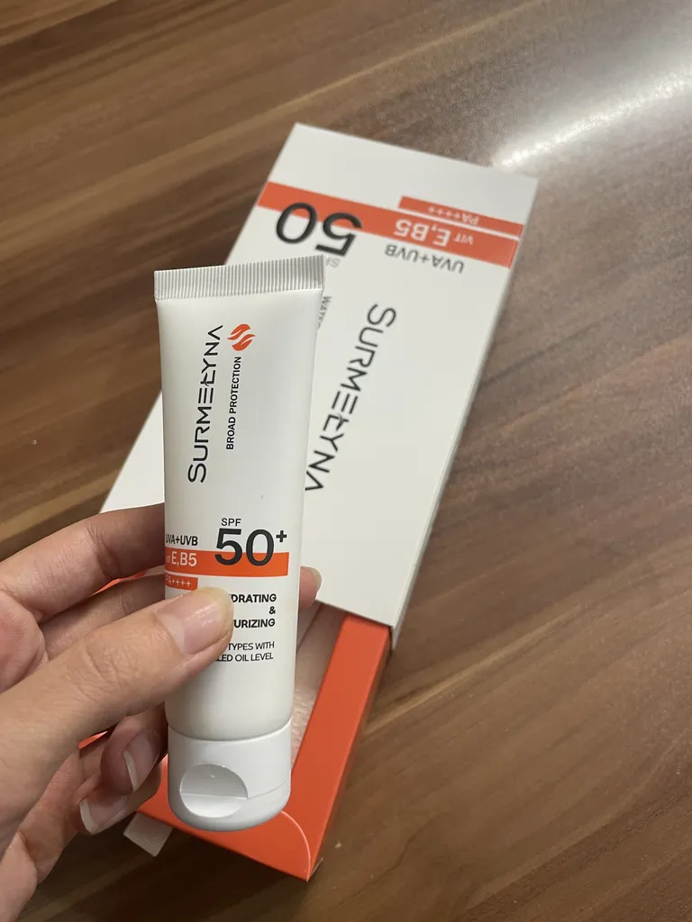 کرم ضد آفتاب بی‌رنگ سورملینا، SPF 50، مدل 00 UVA UVB، مناسب انواع پوست با حجم 50 میلی‌لیتر، ضد حساسیت، فاقد پارابن و سیلیکون، محافظت‌کننده در برابر اشعه‌های UVA و UVB، بدون تست حیوانی، PA++++، ضد پیری، ضد جوش،  با ماندگاری 2 ساعته