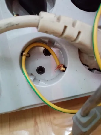 محافظ ولتاژ پارت الکتریک کد 940