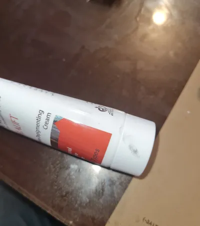 کرم روشن کننده صورت درمالیفت مدل Melalift مناسب انواع پوست حجم 40 میلی لیتر