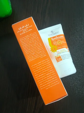کرم ضدآفتاب بی‌رنگ تاپ شاپ مدل SPF90 مناسب انواع پوست، حجم 50 میلی‌لیتر