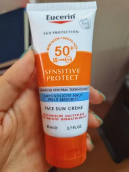 کرم ضد آفتاب بی رنگ اوسرین +SPF50 مدل Sensitive Protect مناسب پوست های حساس حجم 50 میلی لیتر