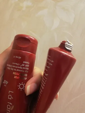 کرم ضدآفتاب و ضدلک رنگی لافارر مدل SPF40-Medium، مناسب پوست‌های خشک و معمولی، حجم 40 میلی‌لیتر