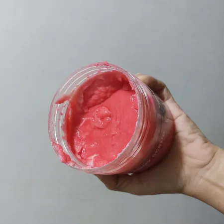 اسکراب لایه بردار پوست ایمنس هربال مدل توت فرنگی وزن 620 گرم