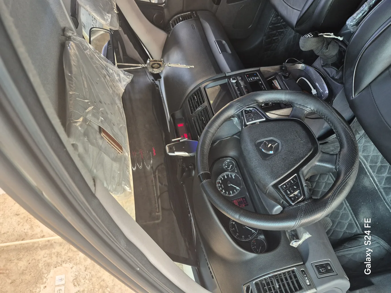 پایه نگهدارنده و شارژر بی سیم گوشی موبایل تسکو مدل THL 1255W