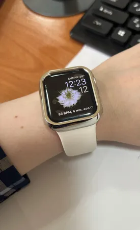 ساعت هوشمند اپل مدل SE 2023 Aluminum Case 40mm دارای قابلیت های قابلیت مکالمه از طریق بلوتوث بند سیلیکون