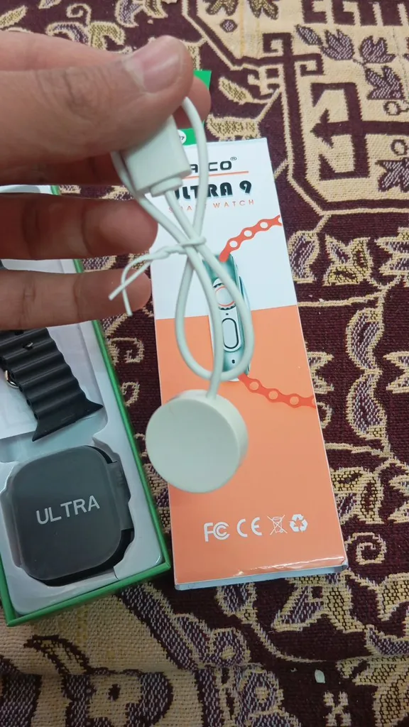 ساعت هوشمند آیکو مدل ULTRA 9 ، دارای قابلیت‌های صفحه نمایش رنگی و لمسی، کنترل موسیقی، قابلیت مکالمه از طریق بلوتوث، پشتیبانی از زبان فارسی ، بند سیلیکون