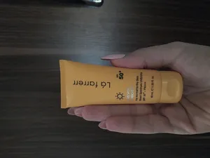 تجریه خرید کرم ضدآفتاب و ضدلک بی‌رنگ لافارر مدل SPF50، مناسب پوست‌های خشک و معمولی، حجم 40 میلی‌لیتر