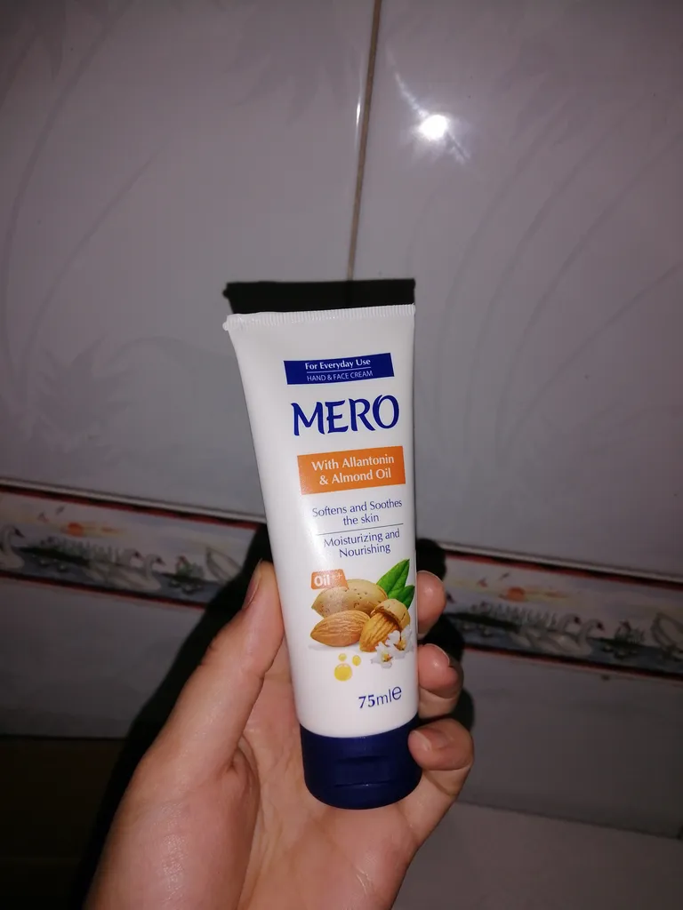 کرم مرطوب کننده مرو مدل بادام حجم ۱۴۰ میلی لیتر به همراه کرم مرطوب کننده مدل بادام حجم ۷۵ میلی لیتر