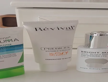 کرم ضد آفتاب بی‌رنگ کلکسیون رویوال، spf 50، مدل prebiotic، ‌مناسب پوست‌های چرب و مختلط با حجم 50 میلی‌لیتر، محافظت‌کننده در برابر اشعه‌های UVA و PA ،UVB+++، ضد جوش و آکنه، دارای فرمولاسیون آنتی اکسیدان، نیاسینامید و ویتامین E، با ماندگاری 5 ساعته