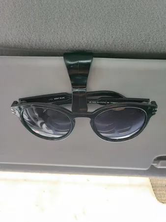 نگهدارنده عینک خودرو  مانیا مدل 201040