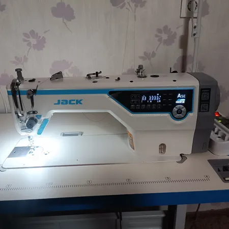 چرخ خیاطی صنعتی راسته دوز تمام اتوماتیک جک مدل A5E - به همراه میز و پایه