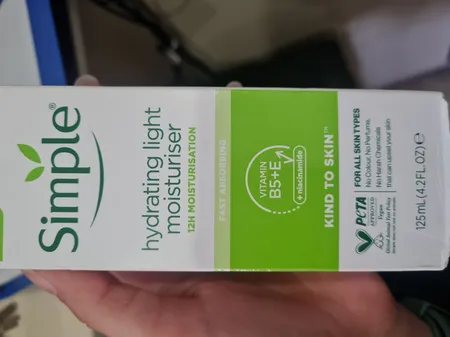 کرم آبرسان سیمپل مدل light حجم 125 میلی‌لیتر