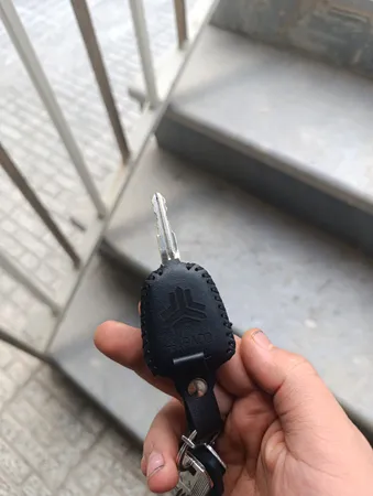 سردنده کاورپلاس مدل ورنی به همراه گردگیر وروکش فرمان و روکش ترمز دستی وکاور سوییچ مناسب برای پراید