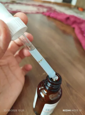 سرم روشن کننده پوست تیلسیم مدل کافئین و آلفا آربوتین مناسب برای انواع پوست حجم 30 میلی‌لیتر