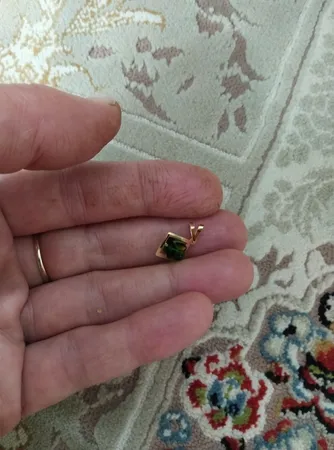 آویز گردنبند طلا 18 عیار زنانه ناریا مدل مکعب رنگ سبز